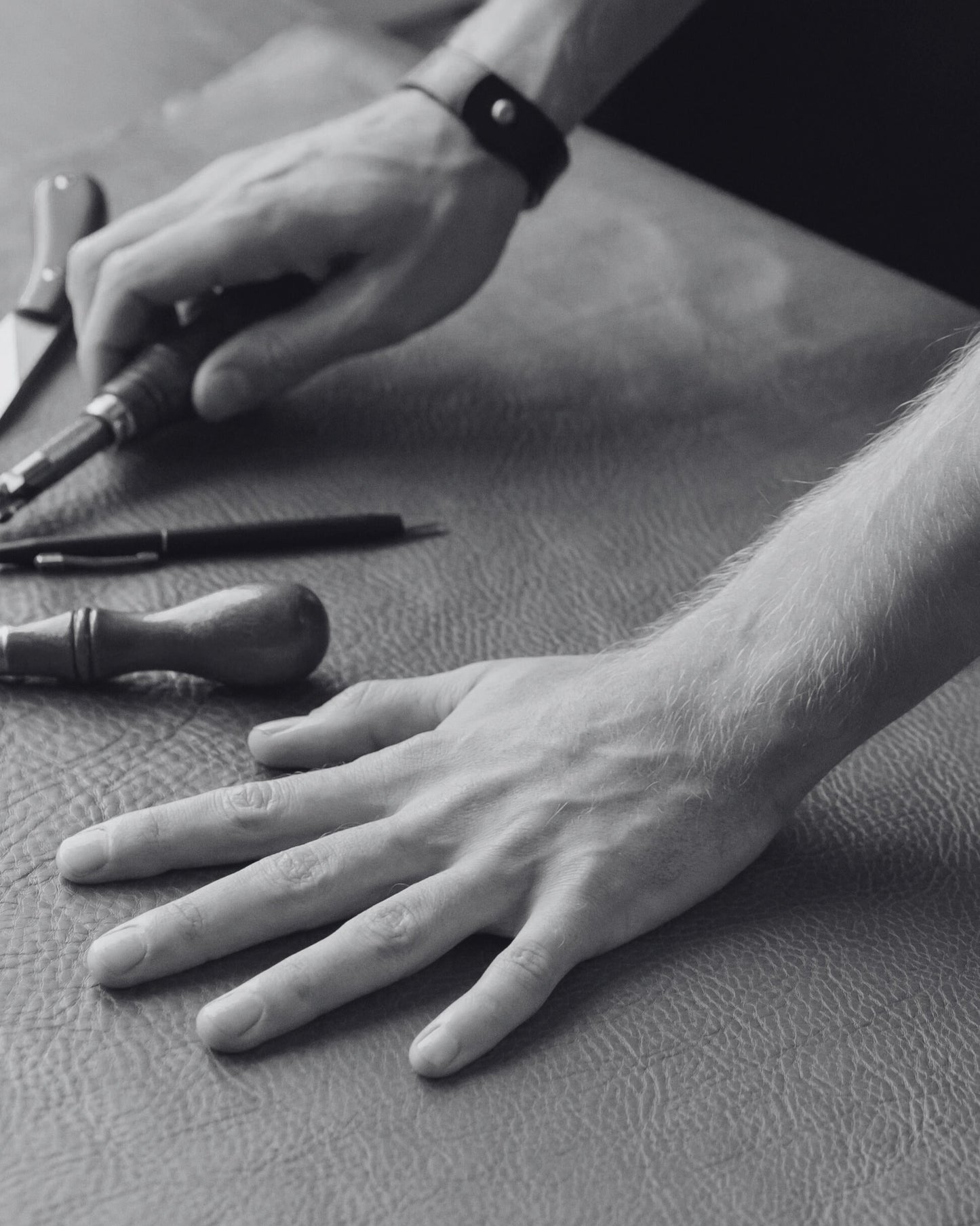 Responsible sourcing
Our leather is a by-product of the food industry, sourced exclusively from LWG-certified tanneries.

Waste into value
We prevent waste by transforming hides that would end up in landfills into timeless accessories.